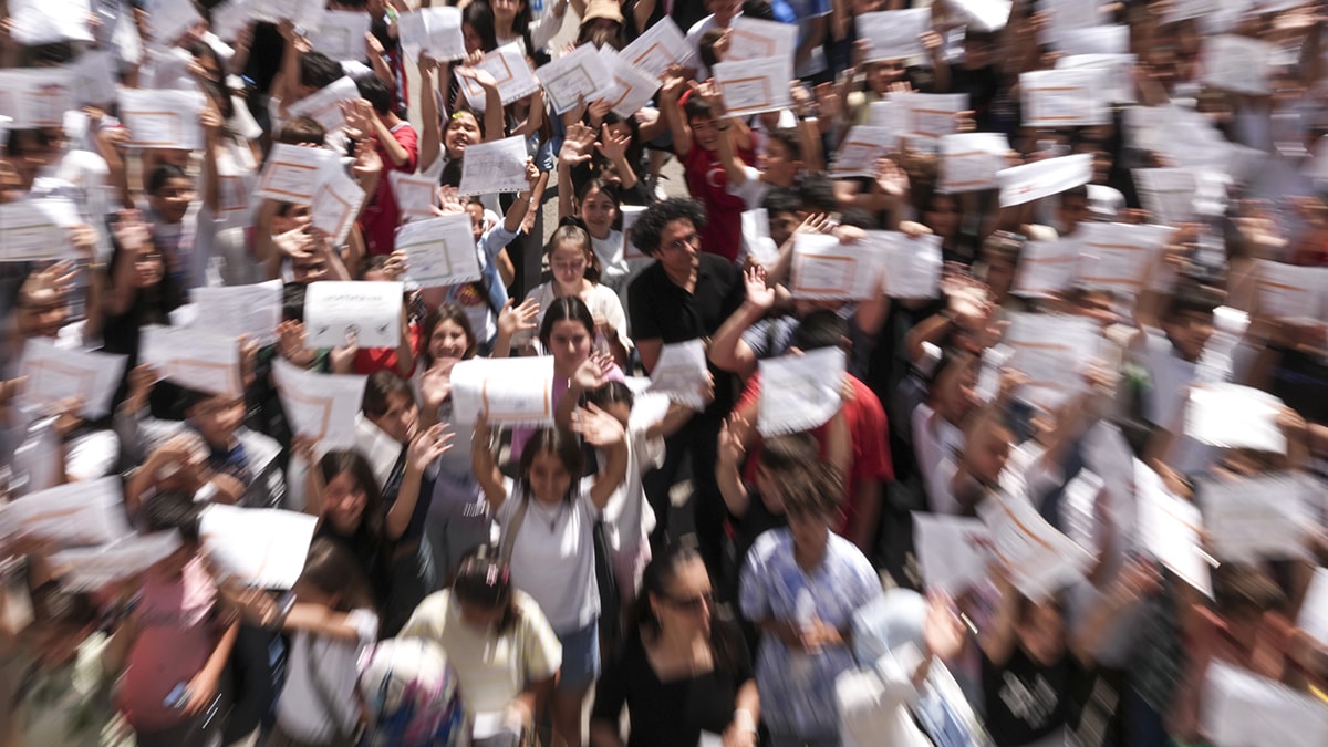 Bakan Tekin duyurdu: Okul kıyafet yönetmeliği sil baştan!