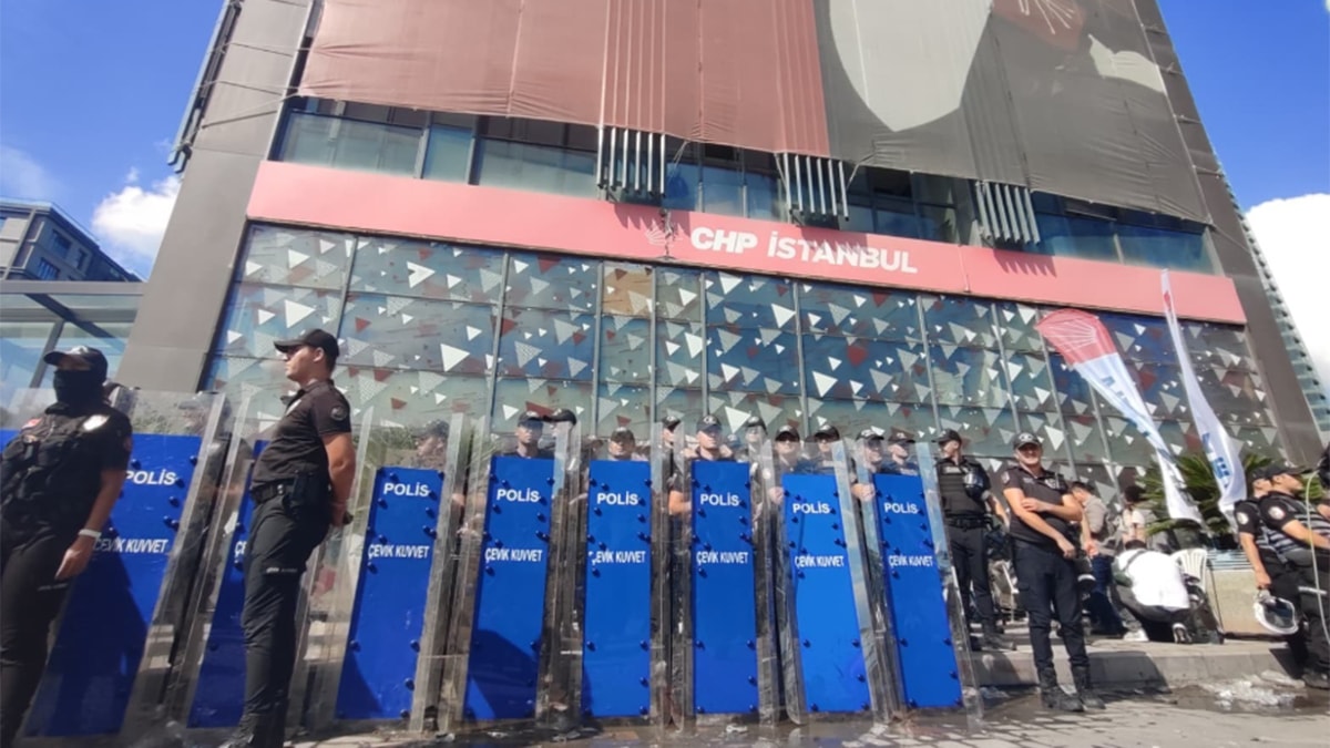 CHP'den Gürsel Tekin'in kullandığı odaların kirletildiği iddialarına yanıt