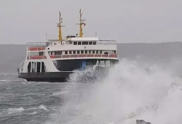 Feribot seferlerine fırtına engeli