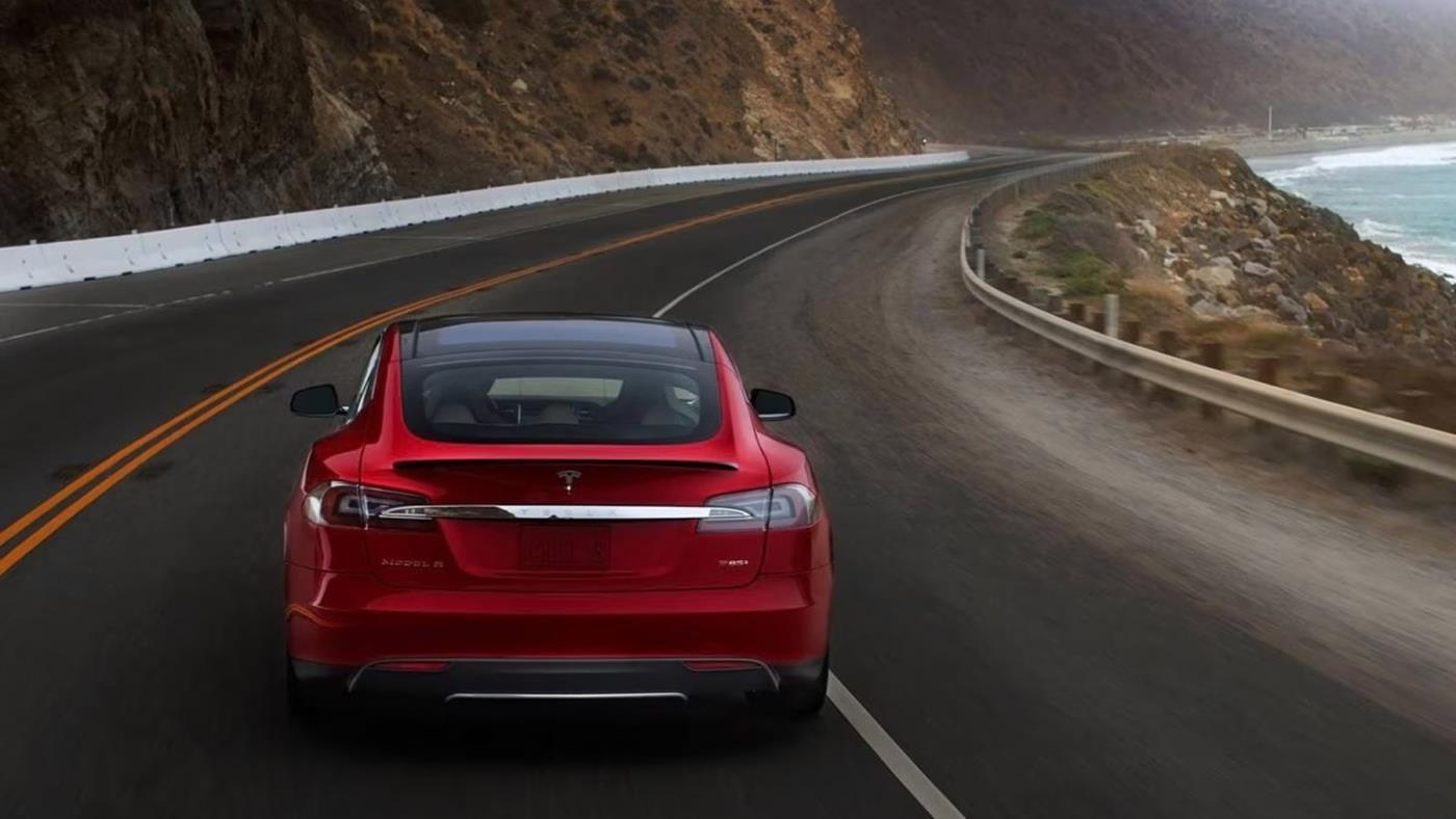 Tesla, hız sınırlarını hiçe sayan ‘Mad Max’ sürüş modunu kullanıma sundu