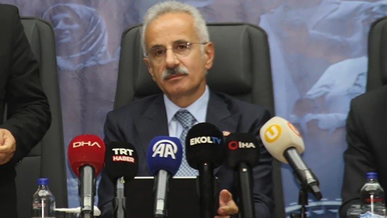 Bakan Uraloğlu: Türkiye’yi YHT hatlarıyla birbirine bağlıyoruz