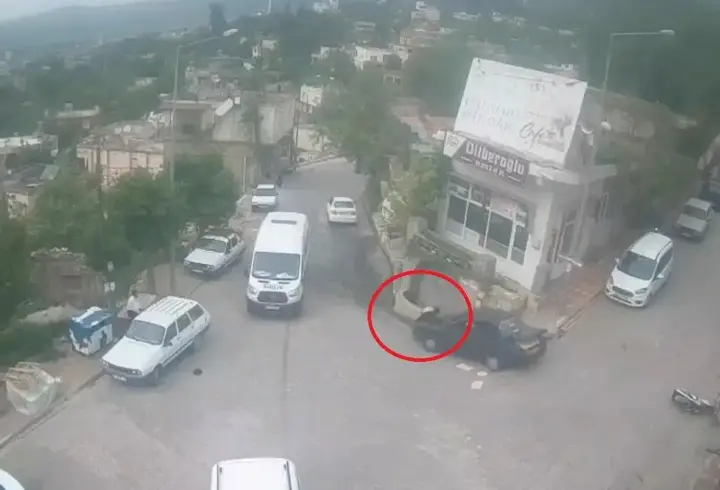 Osmaniye'de 9 Öğrenci 11 Kişinin Yaralandığı Kaza Kamerada