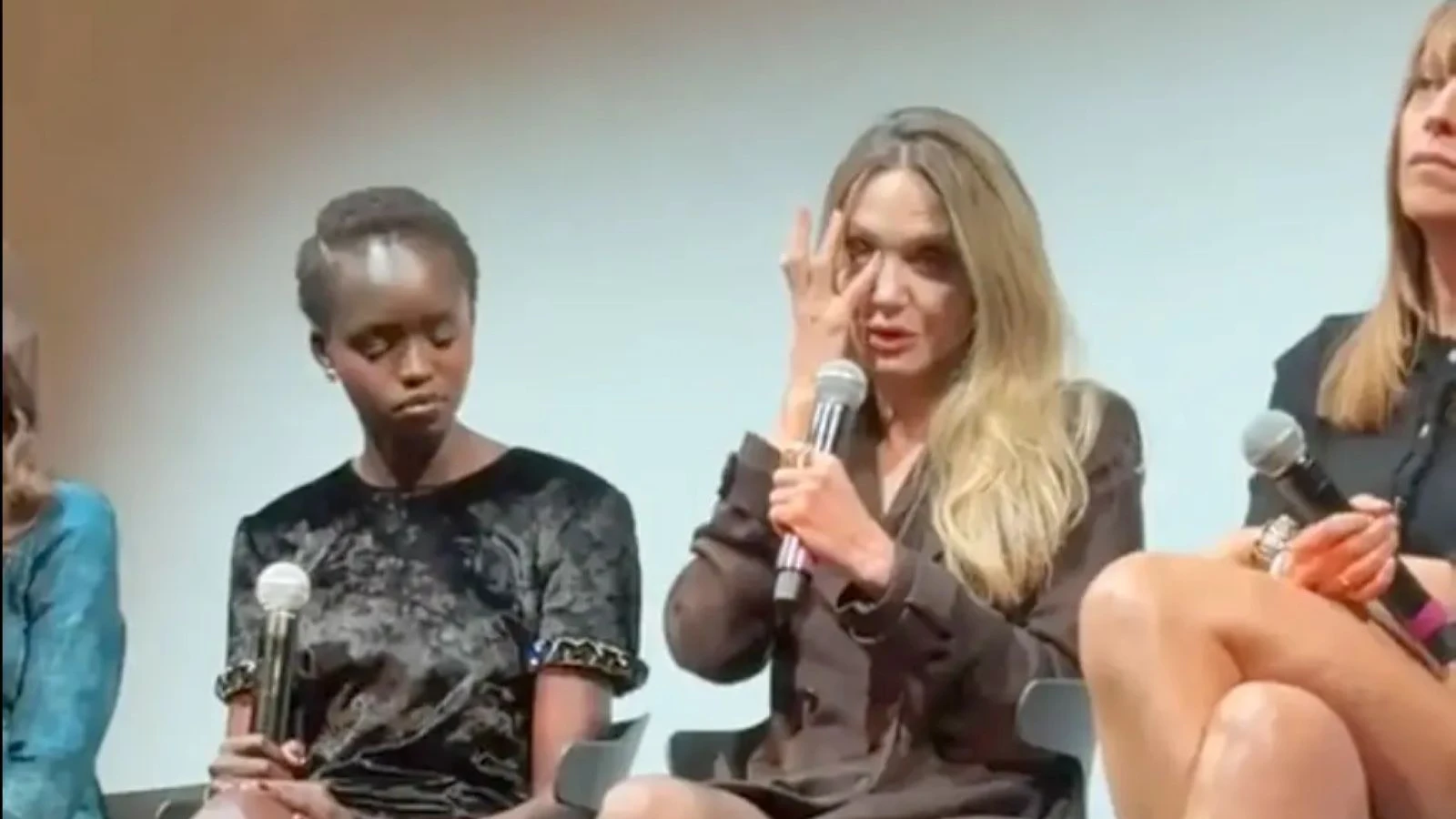 Annesini hatırlayan Angelina Jolie gözyaşlarına boğuldu