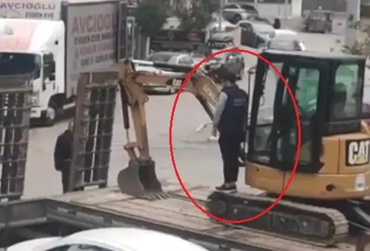 İş makinesi operatörü çekici üstünde; çaycı elinde tepsiyle Ata'yı andı