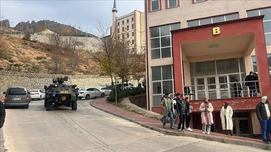 Gümüşhane Üniversitesi'nde bir idari personel mesai arkadaşını silahla rehin aldı