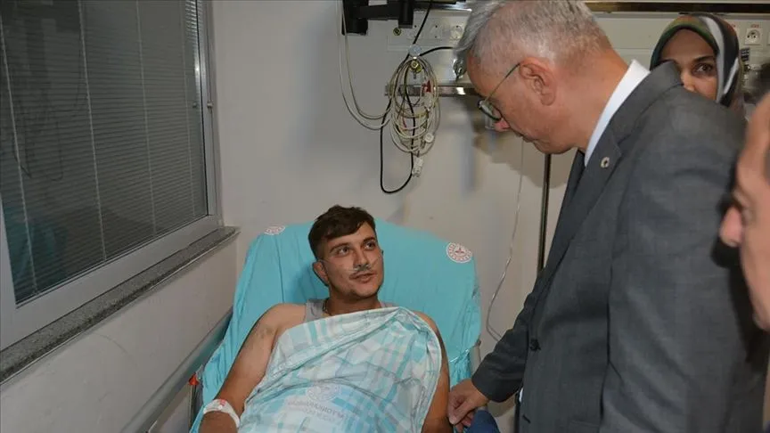 Bakan Memişoğlu, Eskişehir'deki orman yangınında yaralanan orman işçilerini ziyaret etti