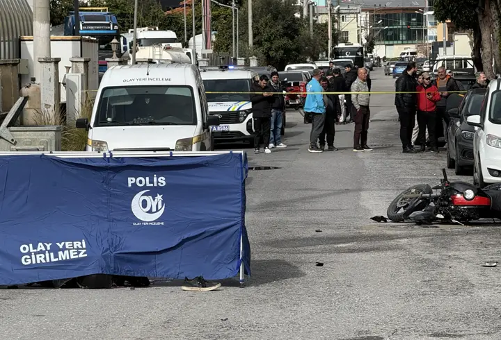 Hafif ticari araçla çarpışan motosiklet sürücüsü öldü