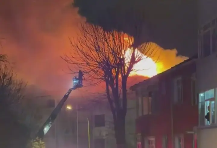 İstanbul'da korkutan yangın: 7 katlı bina alev alev yandı
