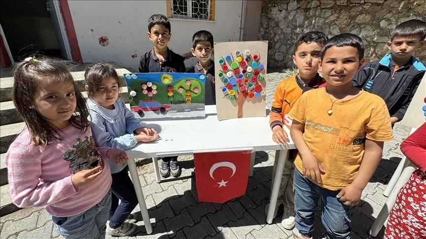 Toplanan mavi kapaklar öğrencilerin emeğiyle Anneler Günü hediyesi oldu