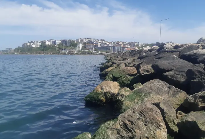 Bandırma’da sahildeki kayalıklar arasında ceset bulundu