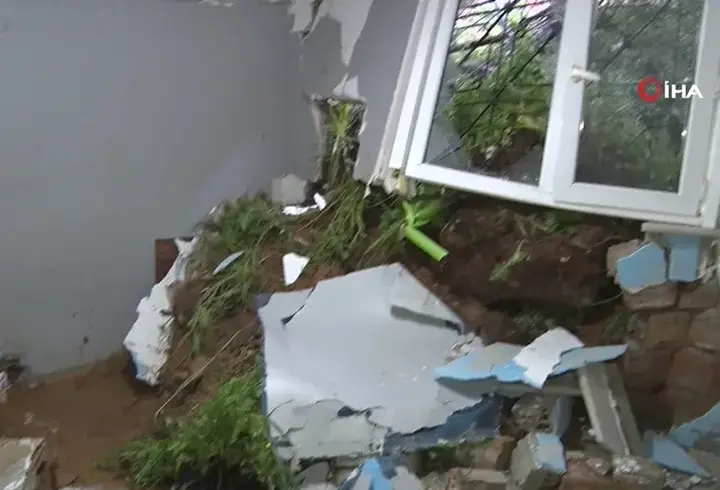 Maltepe'de toprak kayması meydana geldi: Ev kullanılamaz geldi