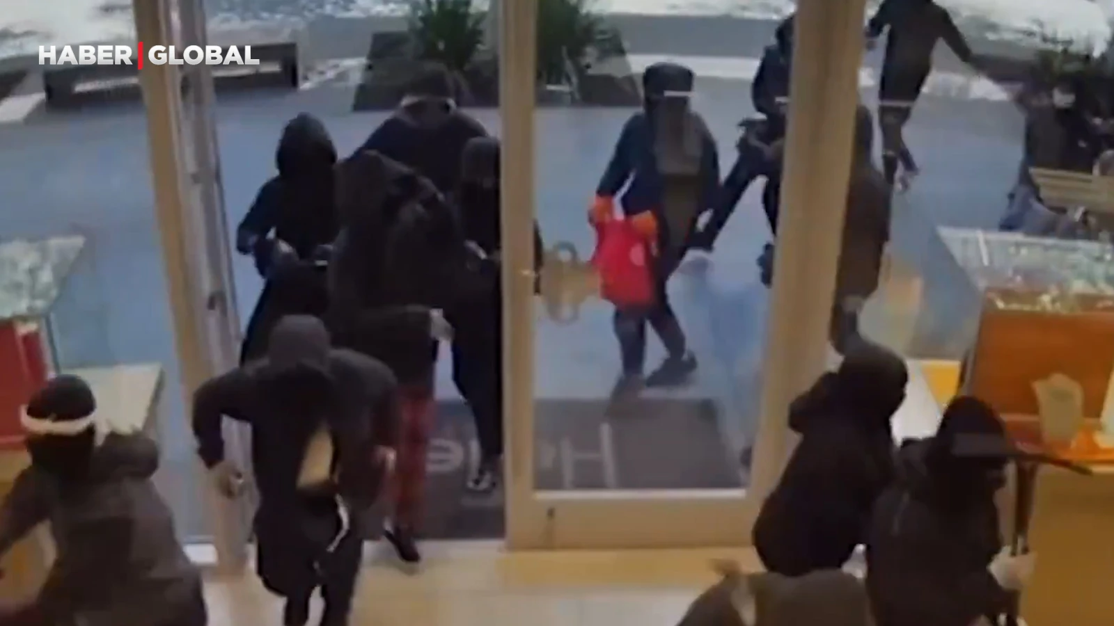 25 hırsız aynı anda içeri girdi, kuyumcu neye uğradığını şaşırdı