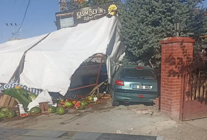 Otomobil, karpuz yüklü kamyona çarptı: 3 yaralı