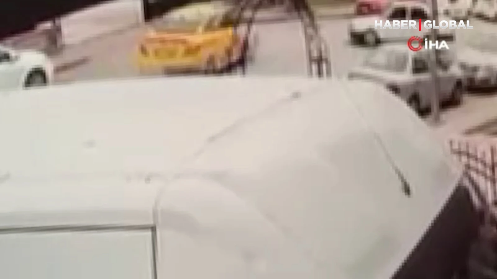 Feci kaza kamerada! Taksi iki vatandaşa çarptı