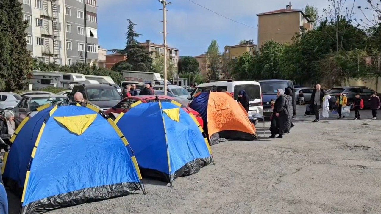 İstanbul'da bekleyiş sürüyor: Vatandaşlar çadır kurdu