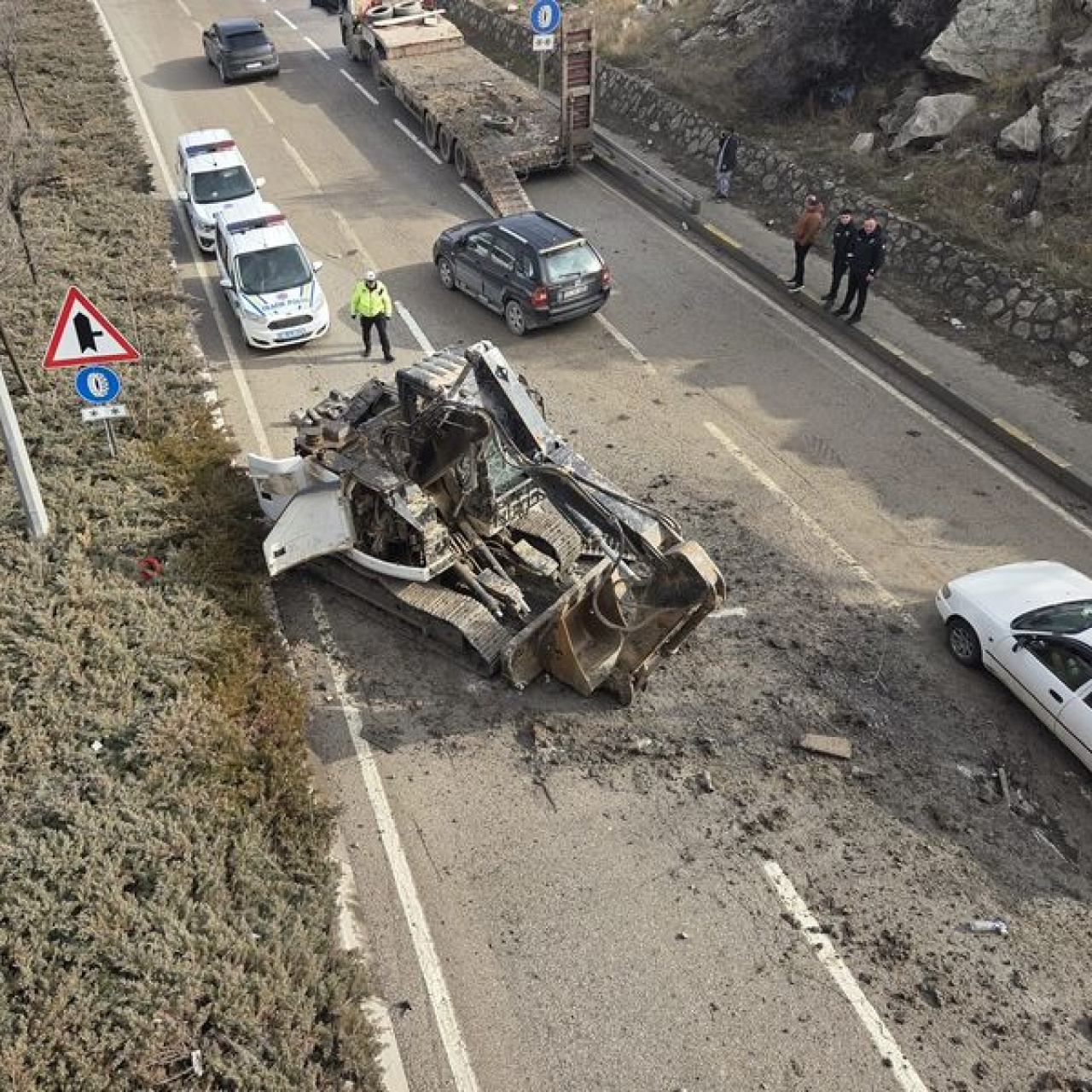 Kepçe köprüye takılıp yola düştü