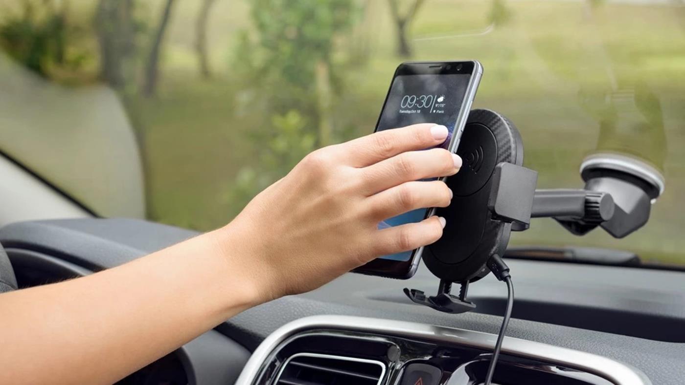 Araçlara multimedya yasağının ardından şimdi de telefon tutacağı yasağı geliyor
