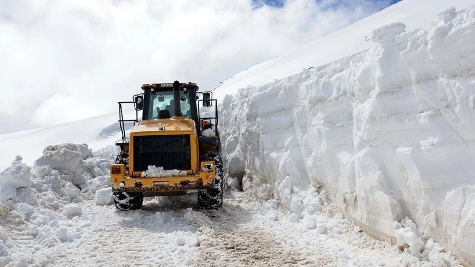 Elazığ'da kar yağışı nedeniyle kapanan 65 köy yolu ulaşıma açıldı