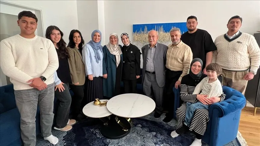 Bakan Göktaş'tan Berlin'deki ilk kuşak Türk ailelerine ziyaret