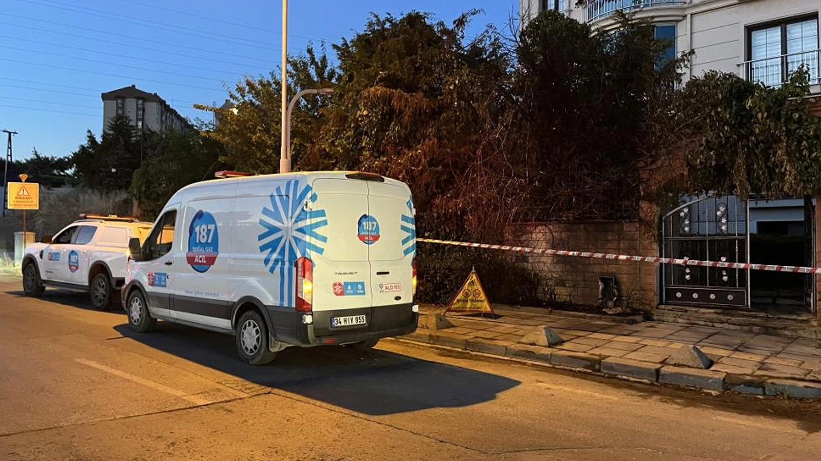 Korku dolu anlar! Elektrik kablolarında çıkan yangın doğalgaz kutusuna sıçradı