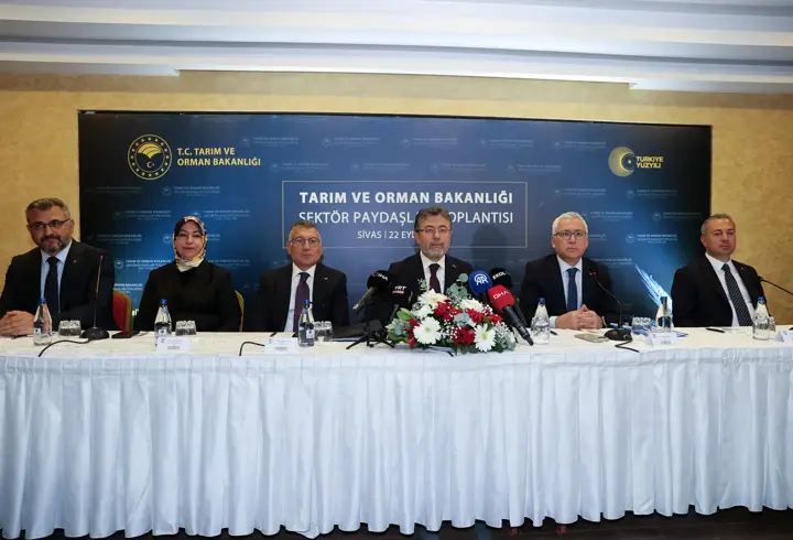 Tarım ve Orman Bakanı Yumaklı, Sivas'ta tarım sektörü temsilcileriyle buluştu: