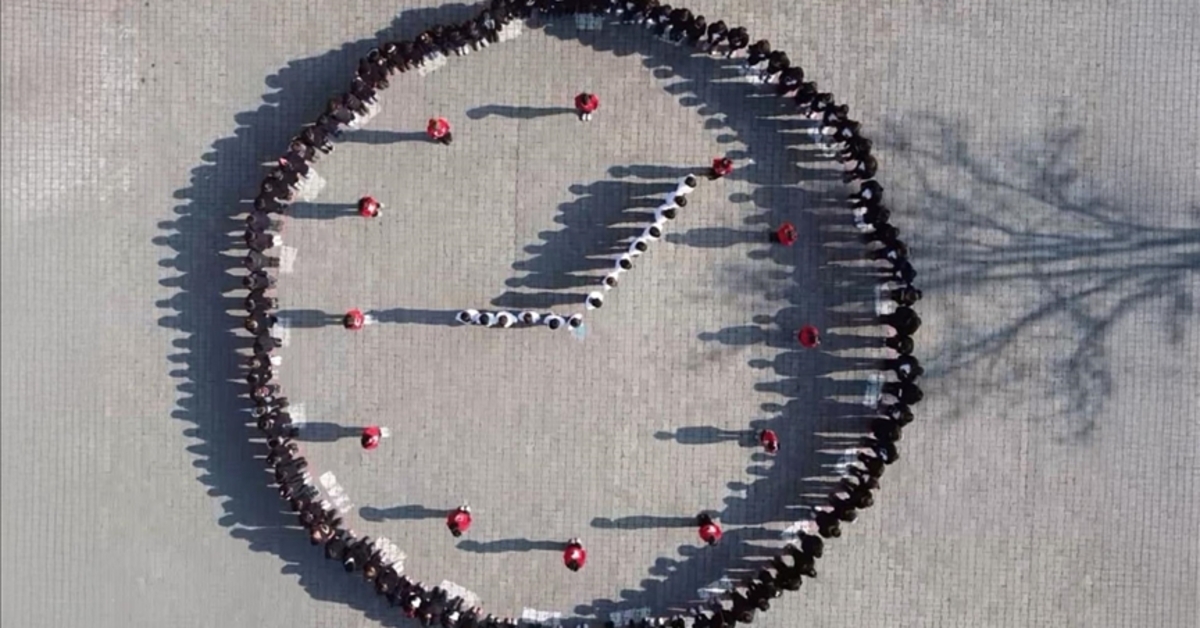 İlkokul öğrencilerinden saat "09.05" koreografisi