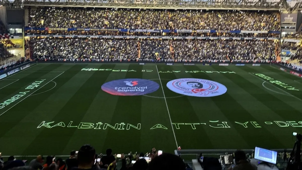 Fenerbahçe’den derbi öncesi lazerli gösteri!