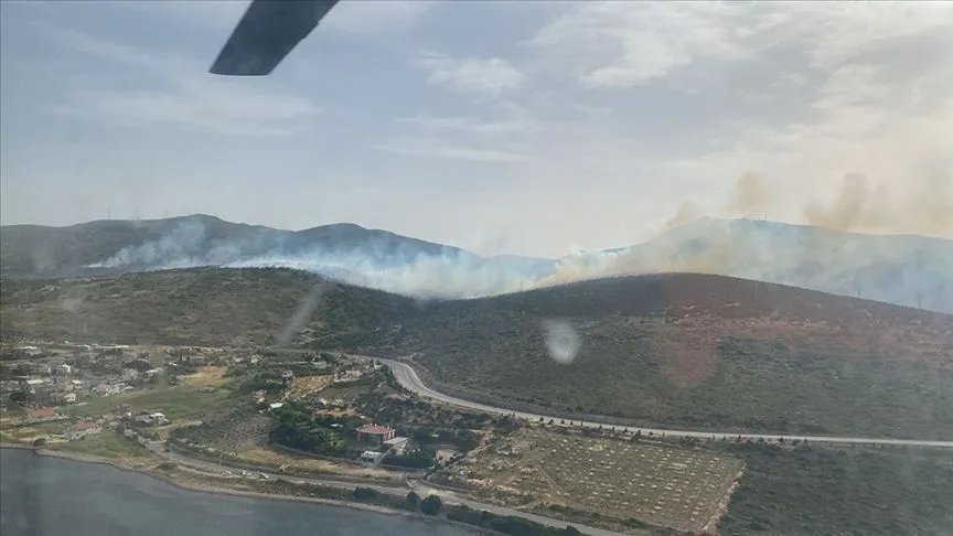 İzmir'in Urla ilçesinde makilik alanda çıkan yangına müdahale ediliyor