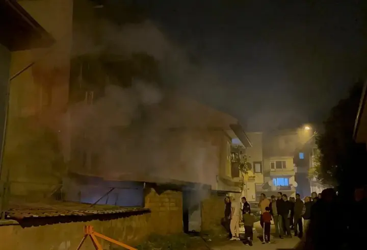 Depoda çıkan yangında, traktör ve tarım malzemeleri kullanılamaz hale geldi