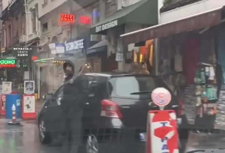 İstanbul- Karaköy'de korsan otoparkçılara denetim; üzerinden silah çıktı