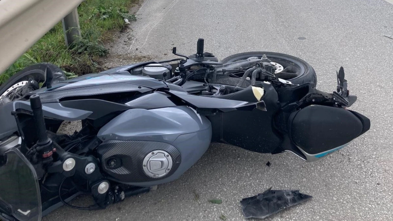 Çanakkale'de bariyere çarpan motosikletli can verdi