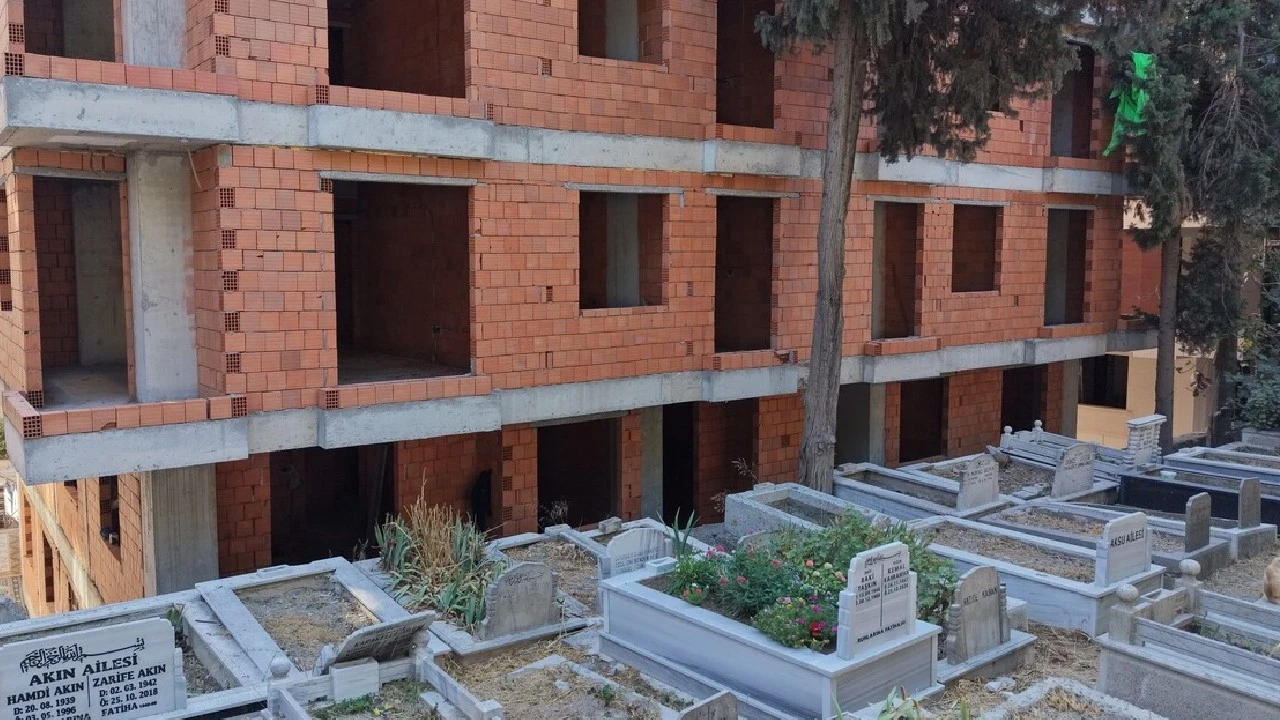 Mezarlığa sıfır yeni daireler: Hem manzara hem fiyatlar 'pes' dedirtiyor