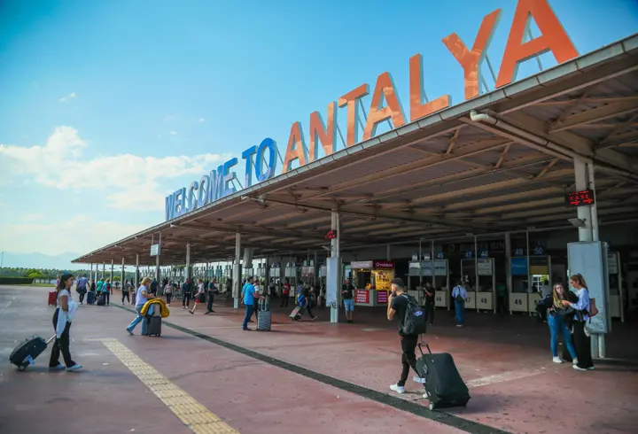 Yaz sezonunda Antalya'ya 11,7 milyon turist geldi