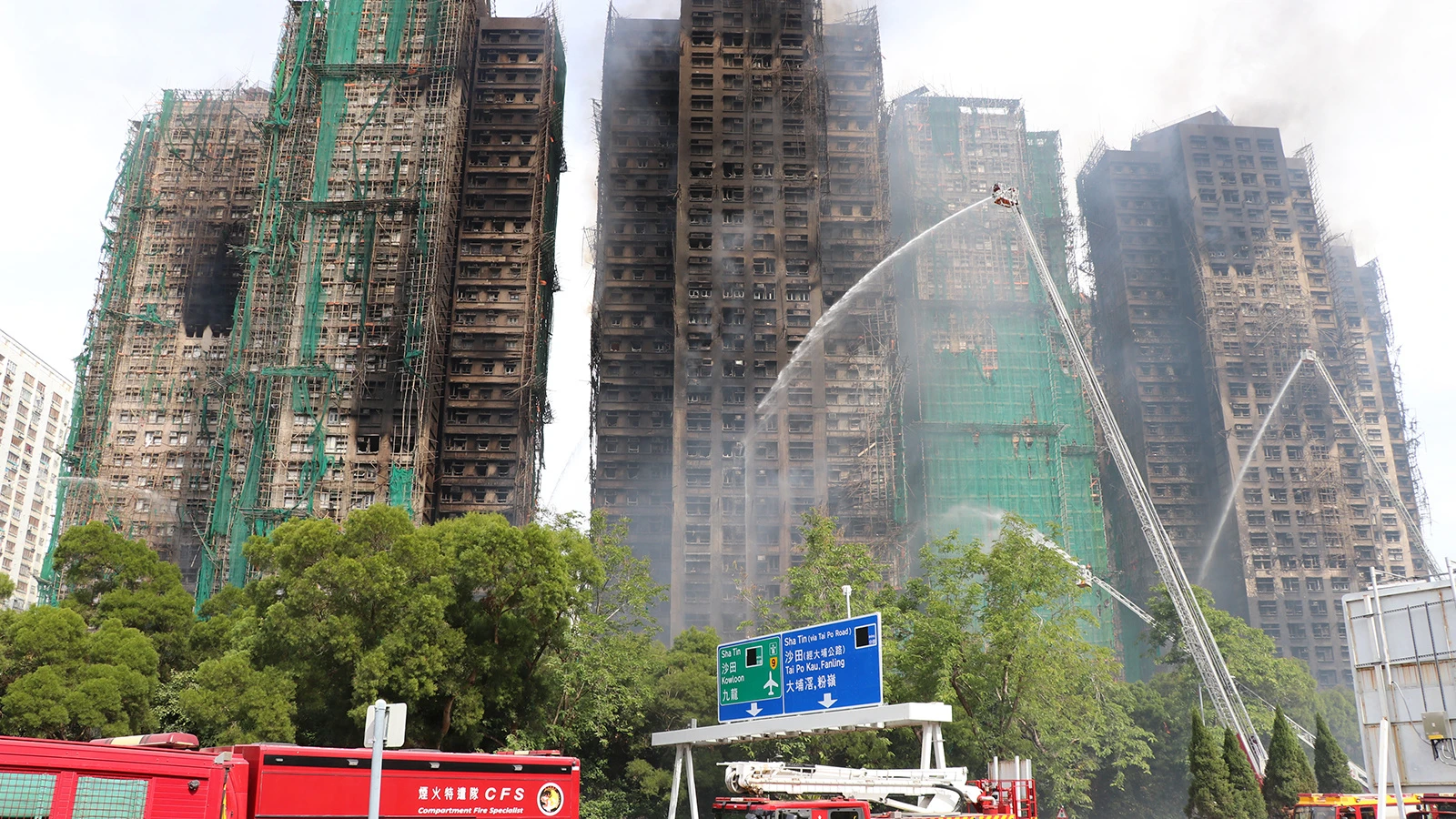 Hong Kong'da 128 kişinin öldüğü yangın nedeniyle 3 gün yas ilan edildi