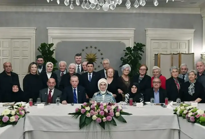 Erdoğan'dan, Emine Erdoğan'ın yaşlılarla iftarına sürpriz ziyaret