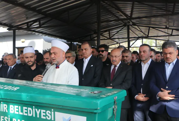 AK Parti Sözcüsü Çelik, dayısının cenaze törenine katıldı