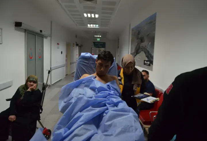 Sokakta tartıştığı kişiyi sırtından bıçakladı