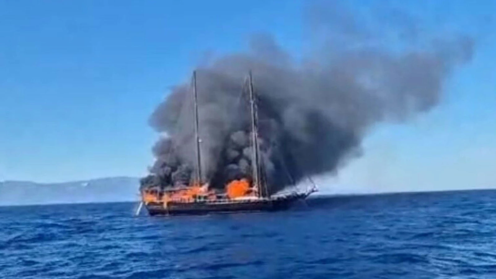 Bodrum'da tekne yangını; turistler ve mürettebat tahliye edildi