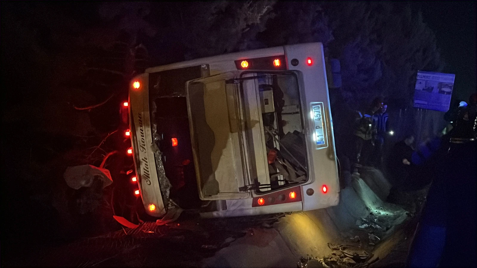 Kocaeli'de otomobil ile midibüs çarpıştı: 1'i ağır 8 yaralı