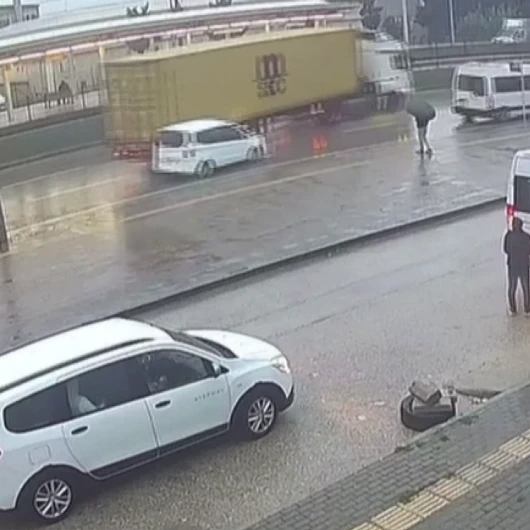 Bursa'da Yağmur Kazayı Getirdi: Tır Dorsesinin Araca Çarptığı Anlar Kamerada