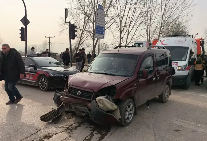 Hafif ticari araçlar çarpıştı: 3’ü çocuk, 7 yaralı