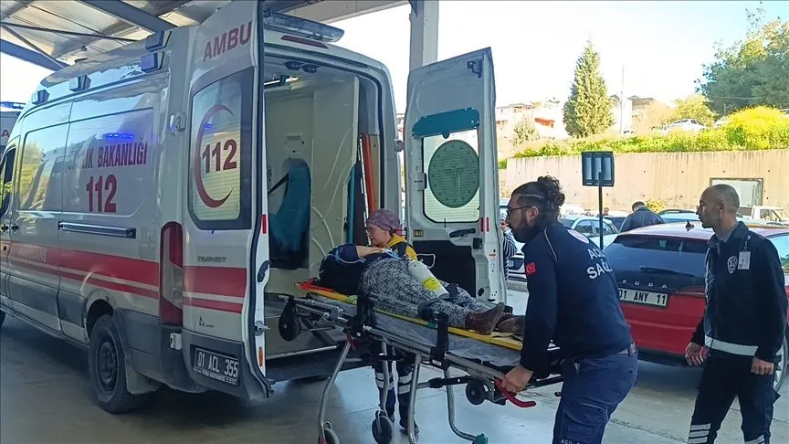 Adana'da tarım işçilerini taşıyan midibüsün devrildiği kazada 17 kişi yaralandı