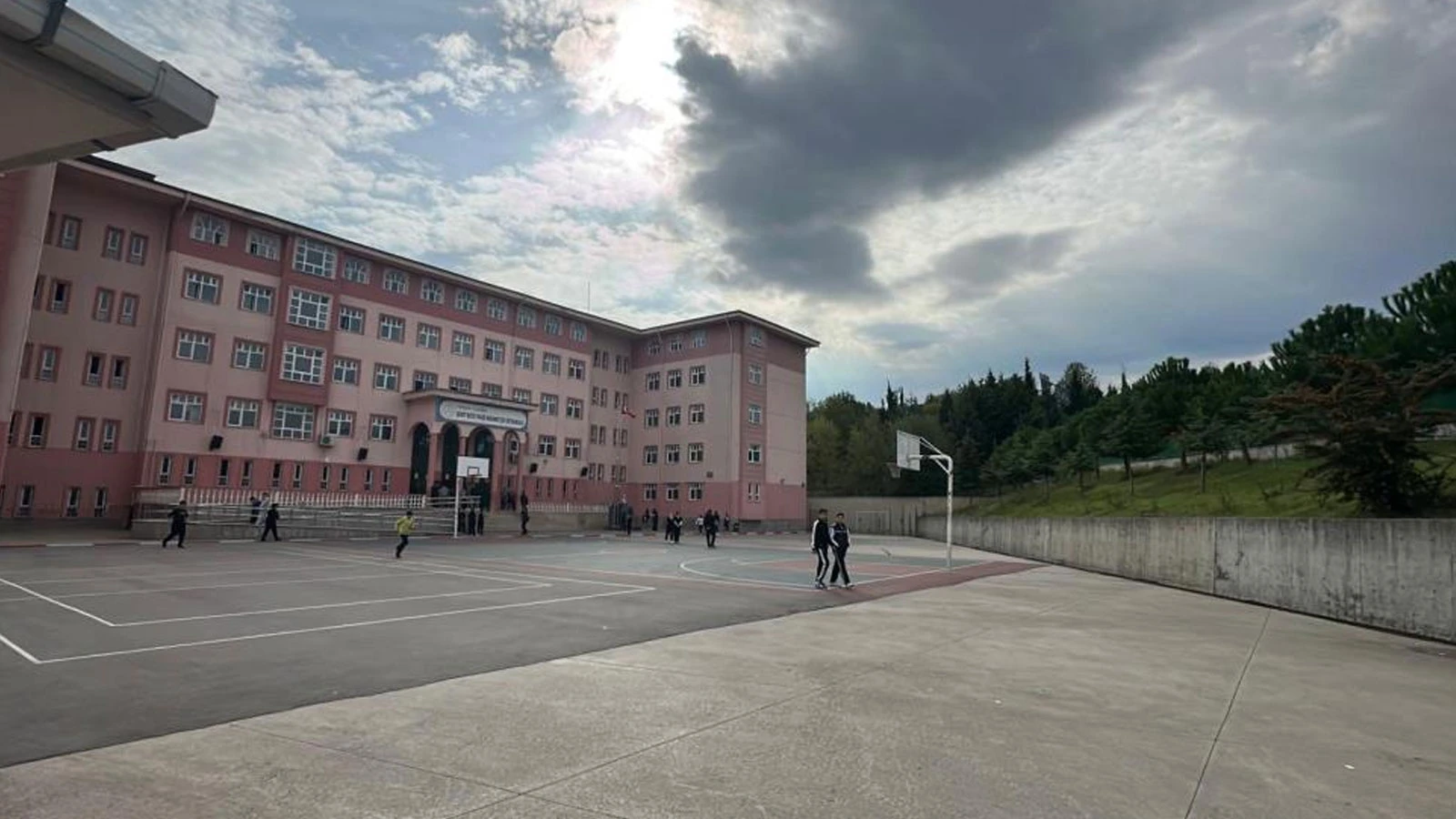 Samsun'da 6. sınıf öğrencisi, 8. sınıf öğrencisini sırtından yaraladı
