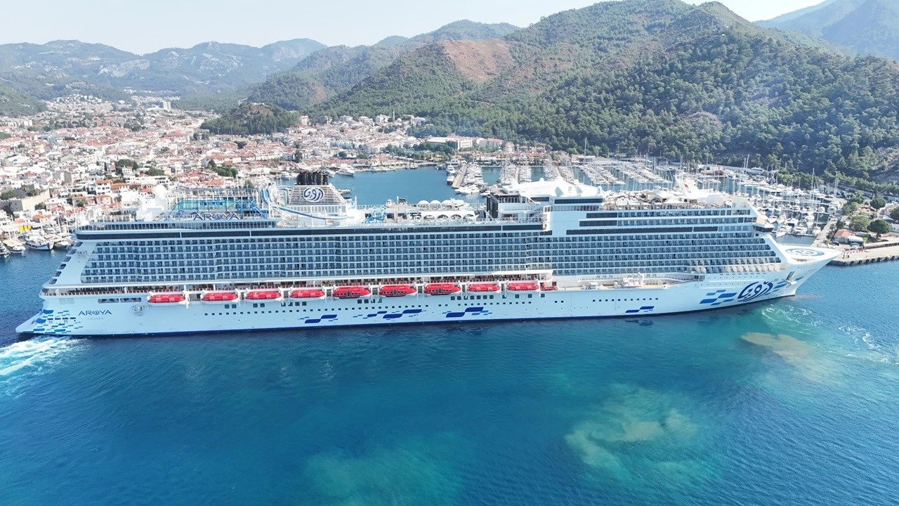 Aroya kruvaziyeri 1750 yolcusuyla Marmaris'e geldi