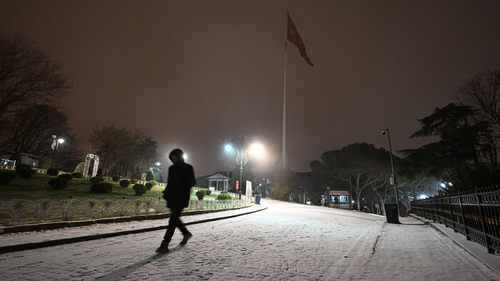 İstanbul'a beklenen kar geldi; her yer beyaza büründü