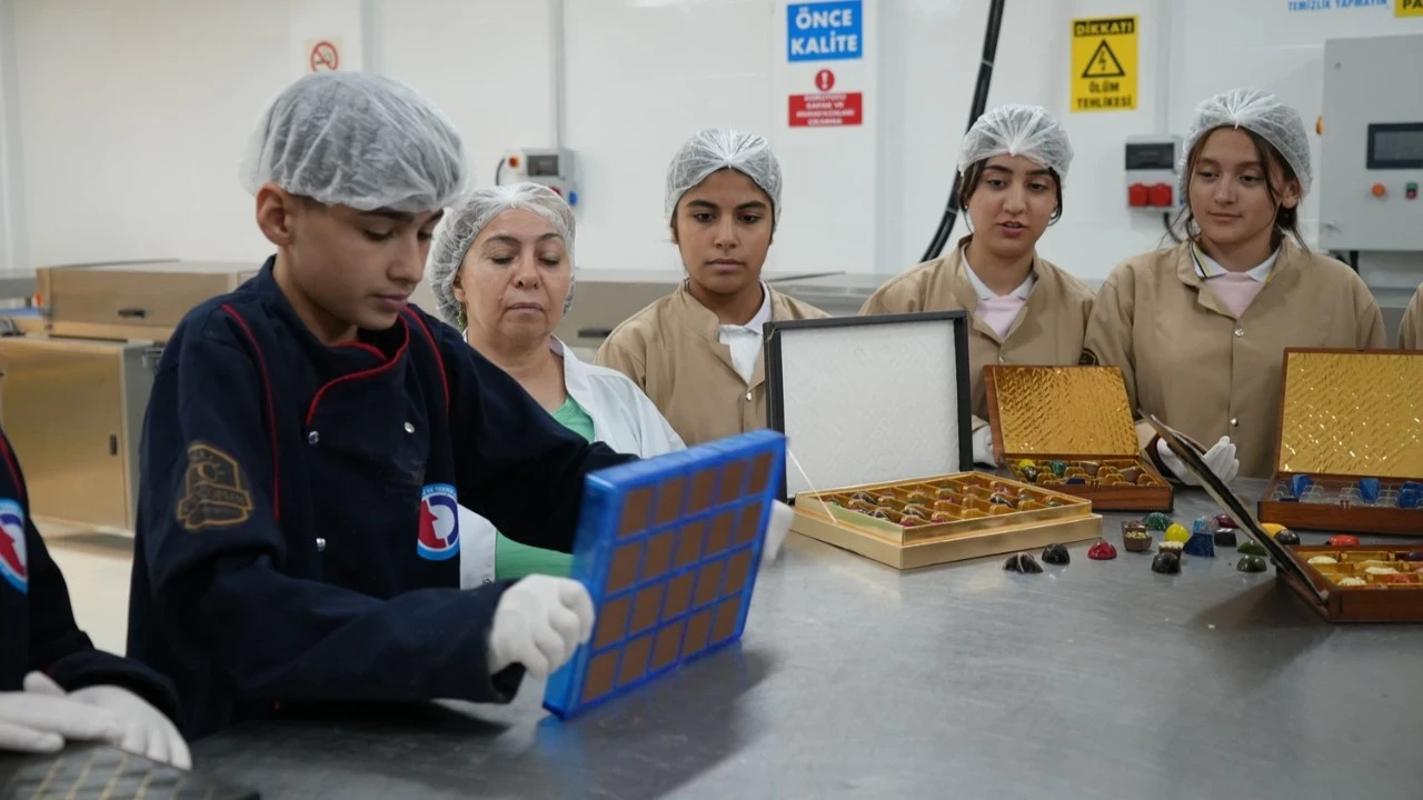 Gaziantepli öğrenciler çikolatayla 3 milyon TL ciroya ulaştı