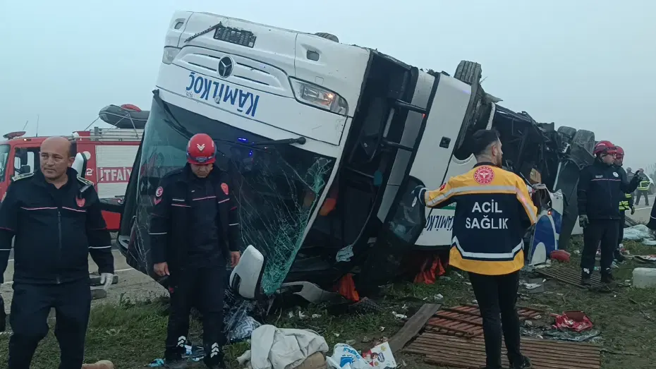 Adana'da yolcu otobüsü devrildi: Ölü ve yaralılar var