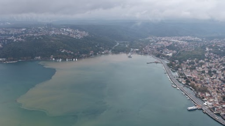 Boğaz'da denizin rengi kahverengiye döndü