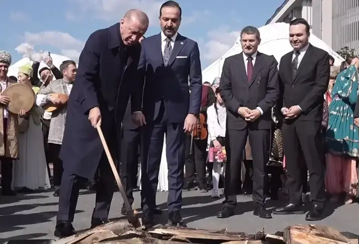 Cumhurbaşkanı Erdoğan, Nevruz ateşinin üzerinden atladı | VİDEO
