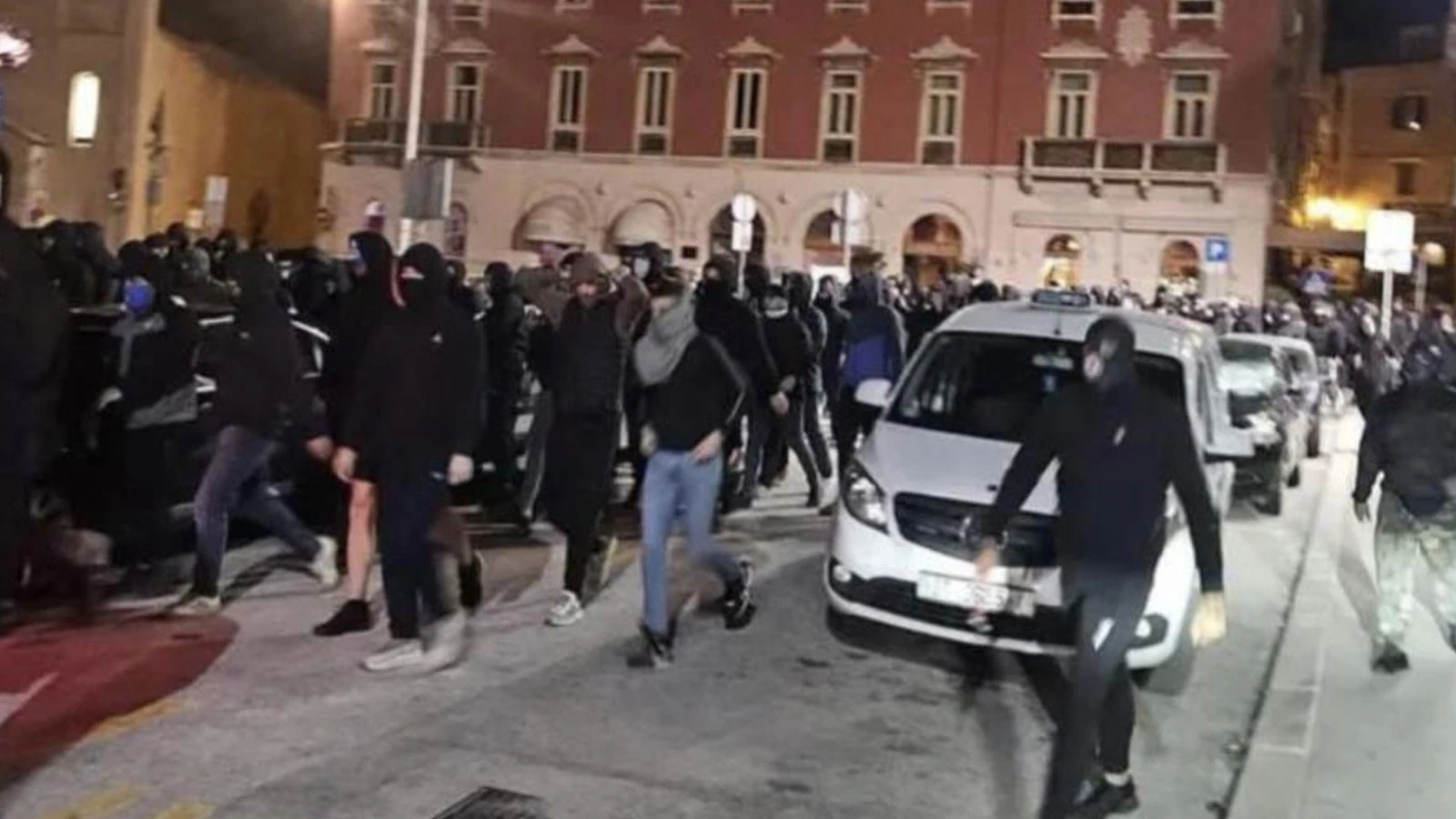 Hırvatistan’da Hırvat Ve Hollandalı Taraftar Birbirine Girdi: 57 Gözaltı